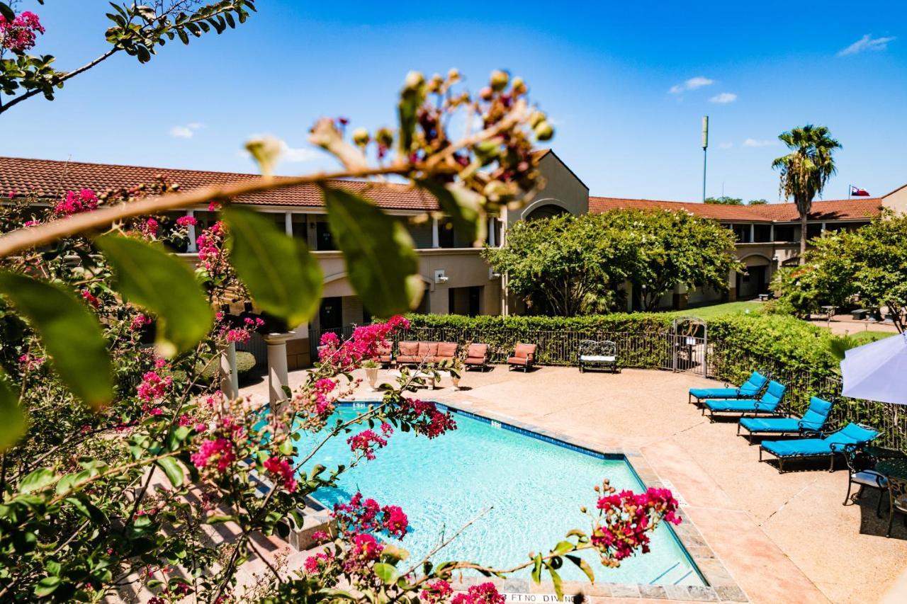 Vineyard Court Designer Suites Hotel Колледж-Стейшн Экстерьер фото
