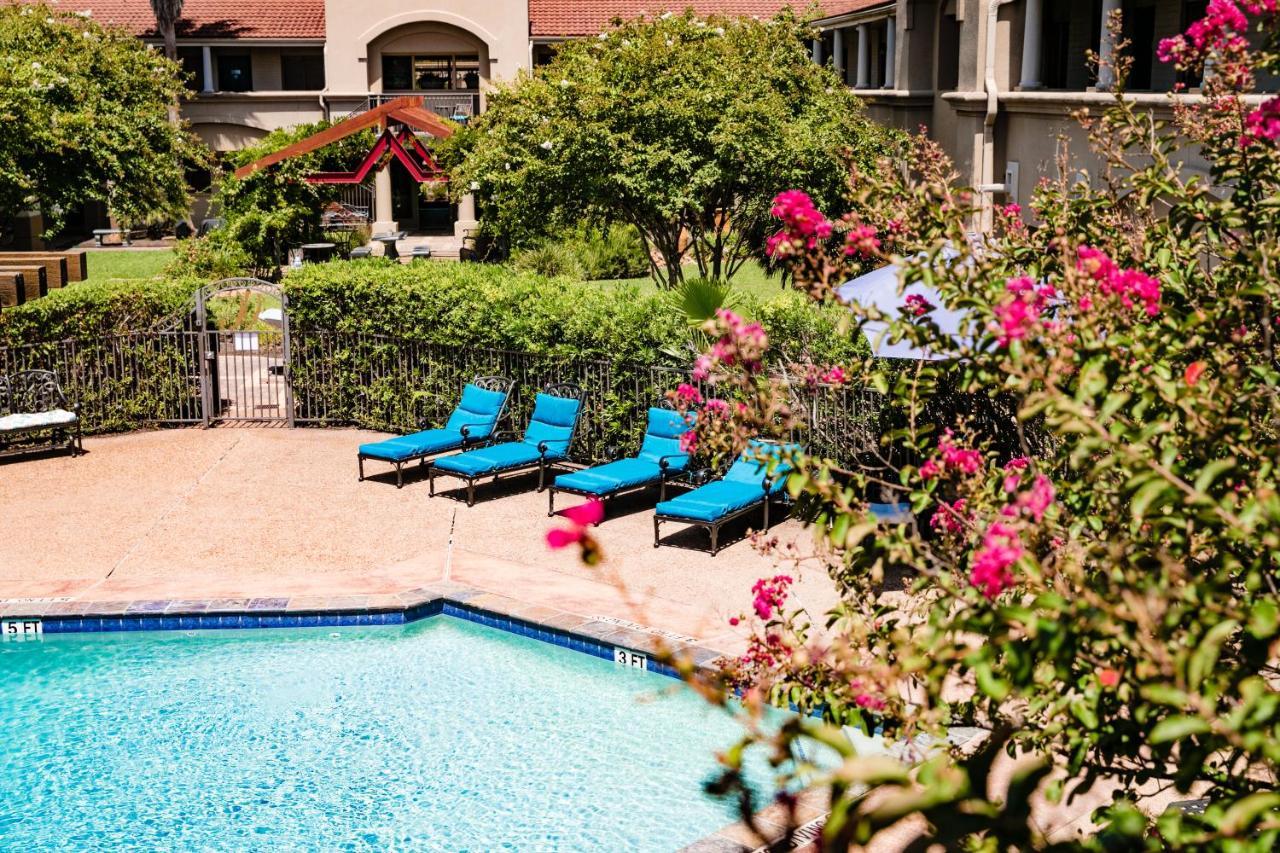 Vineyard Court Designer Suites Hotel Колледж-Стейшн Экстерьер фото