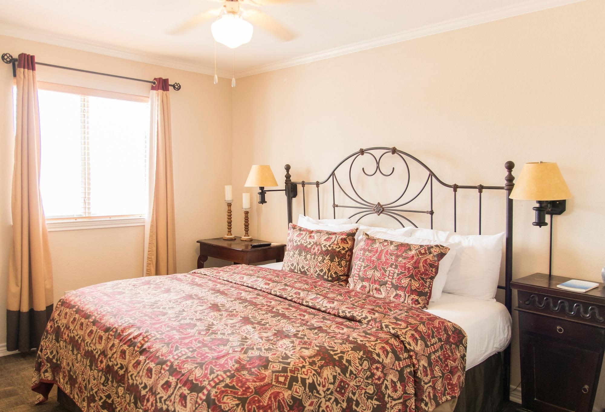 Vineyard Court Designer Suites Hotel Колледж-Стейшн Экстерьер фото