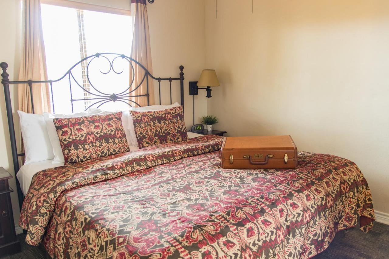 Vineyard Court Designer Suites Hotel Колледж-Стейшн Экстерьер фото
