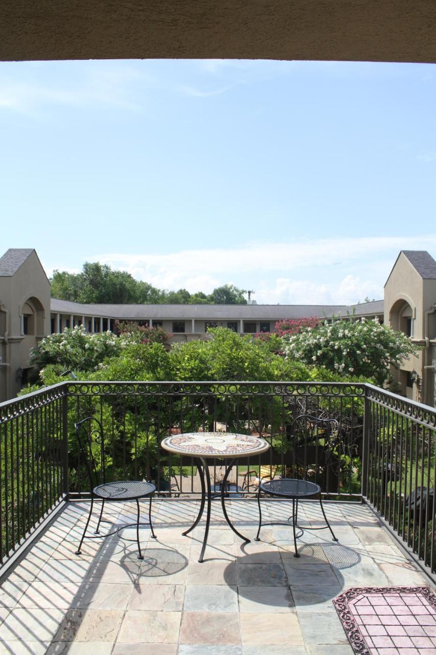 Vineyard Court Designer Suites Hotel Колледж-Стейшн Экстерьер фото